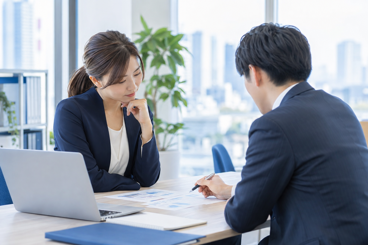 面談で相手の話を聞く場面のイメージ
